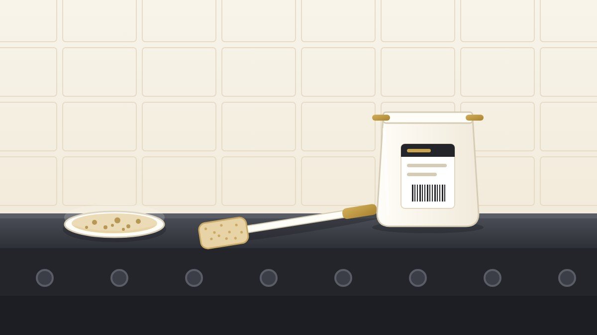 Éponge de prélèvement et sachet d’échantillon sur un convoyeur d’usine alimentaire, à côté d’une boîte de Petri